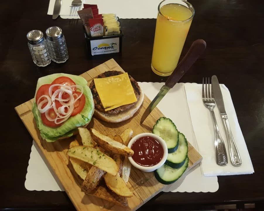Hamburguesa con papas gajo y jugo de naranja