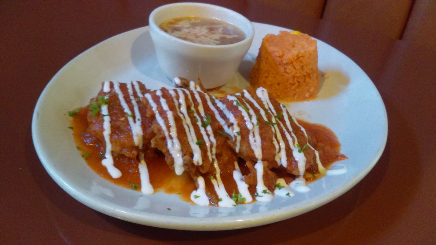 Enchiladas con crema, arroz y sopa